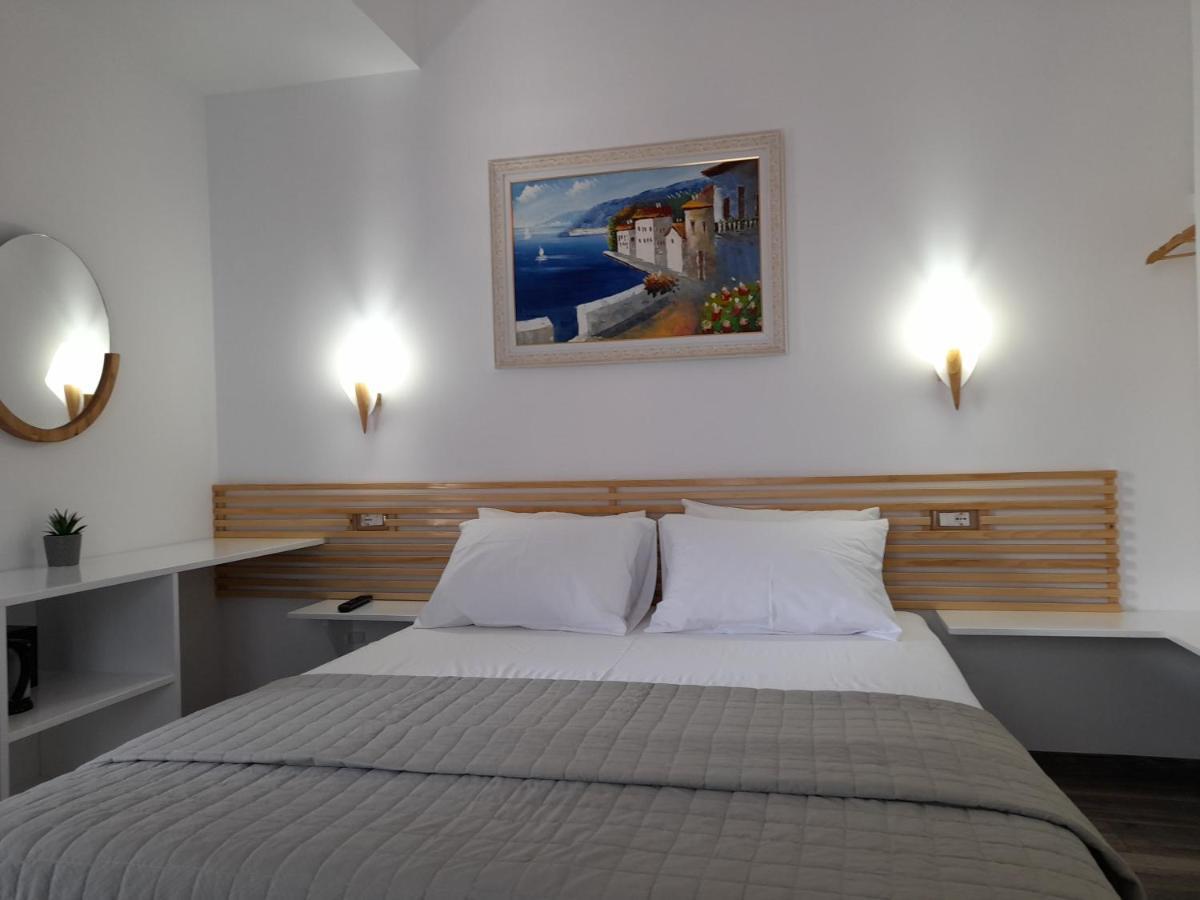 Anxhelos Hotel Himarë Extérieur photo