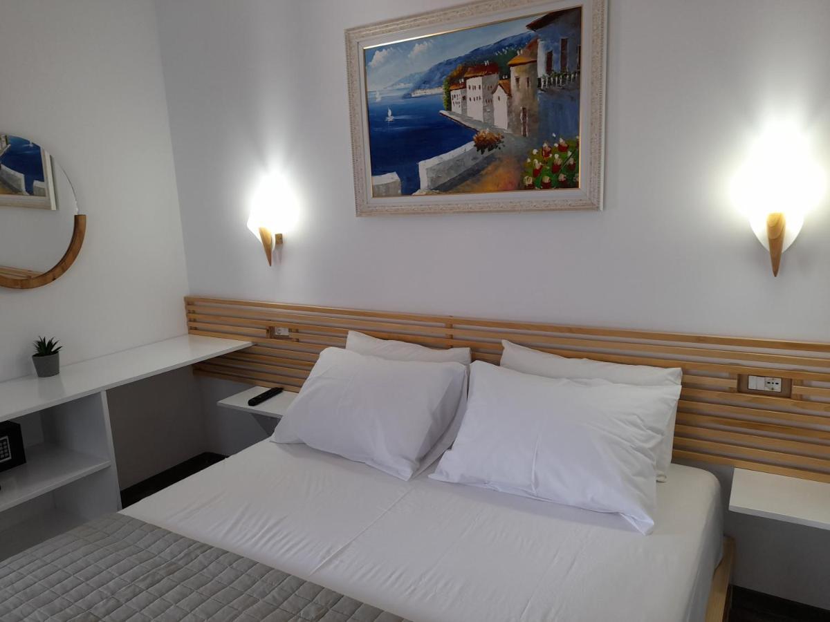 Anxhelos Hotel Himarë Extérieur photo